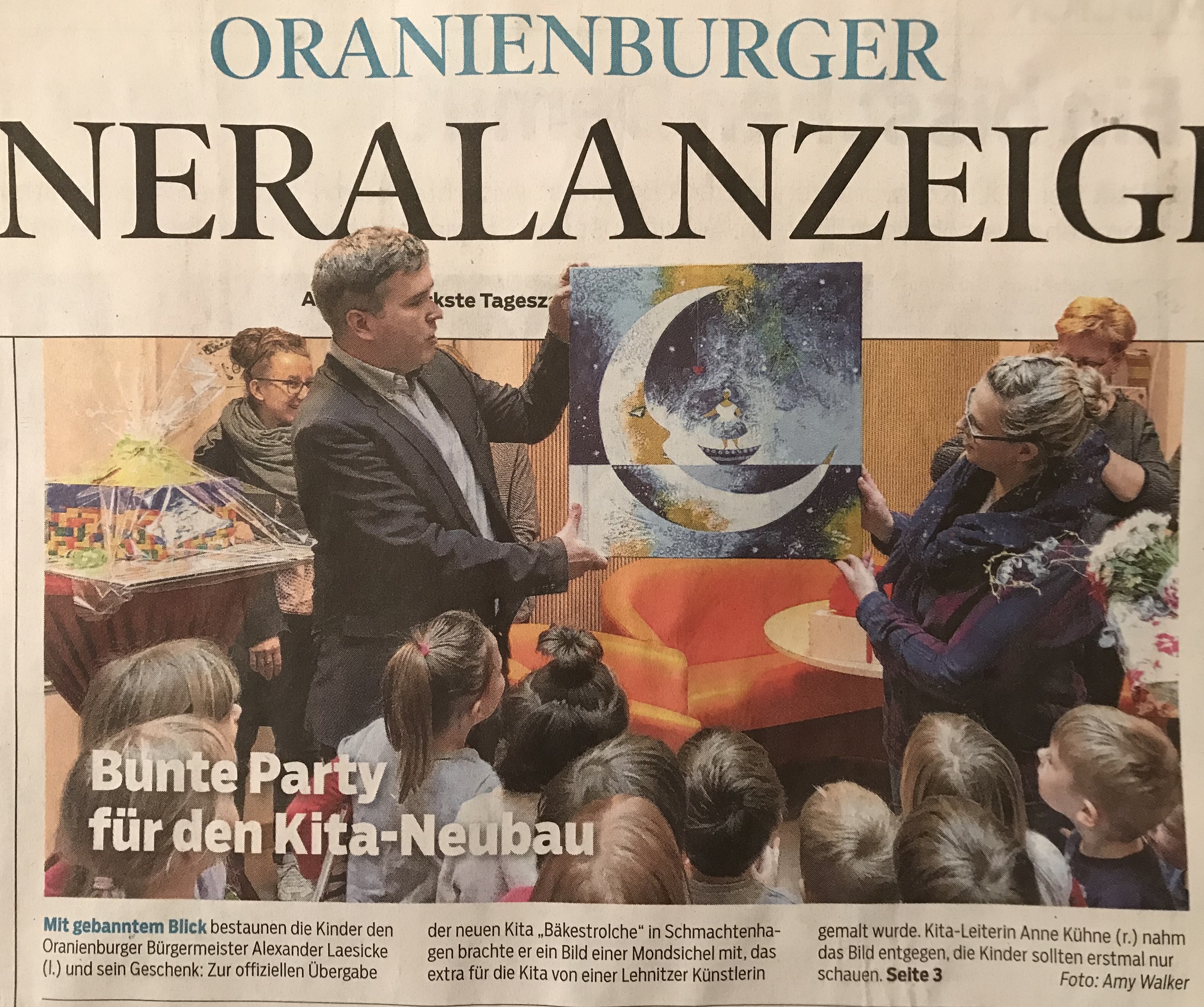 Ein von der Stadt Oranienburg erworbenes Werk der Künstlerin Patricia Simon wird durch den Bürgermeister Alexander Laesicke übergeben.